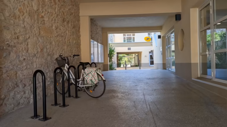 Passage couvert de la mairie et range-vélos