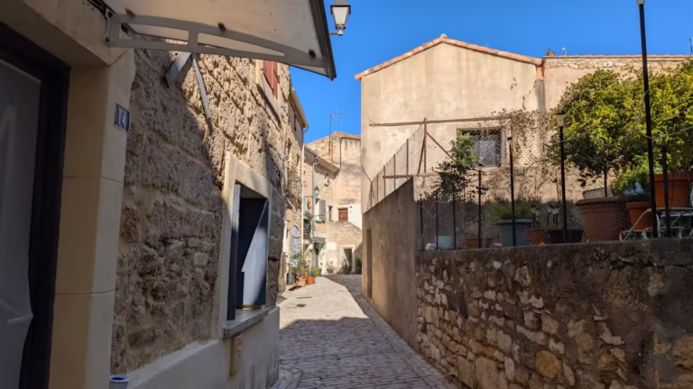 Ruelle étroite du vieux village de Balaruc-le-Vieux