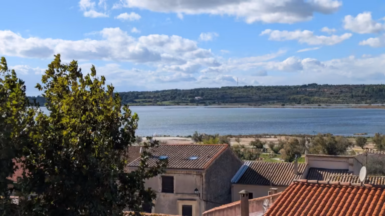 Vue sur l'étang de Thau depuis le haut du village