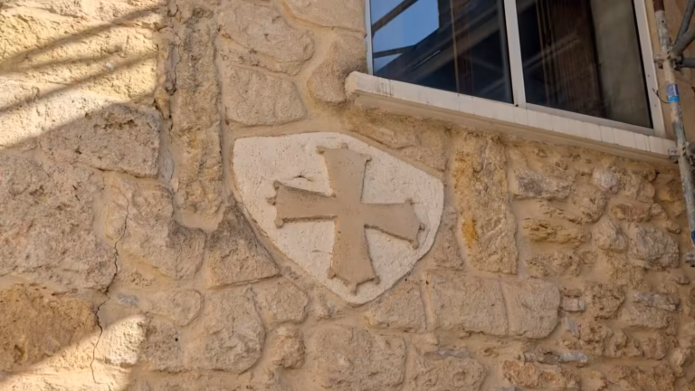 Croix sculptée sur un mur près de l'église Saint-Maurice