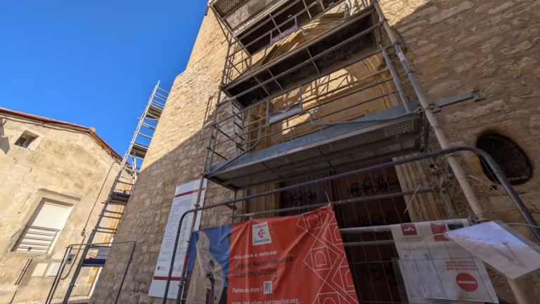 Façade de l'église Saint-Maurice en travaux