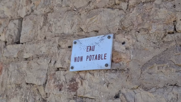 Plaque « Eau non potable » sur le mur de la fontaine
