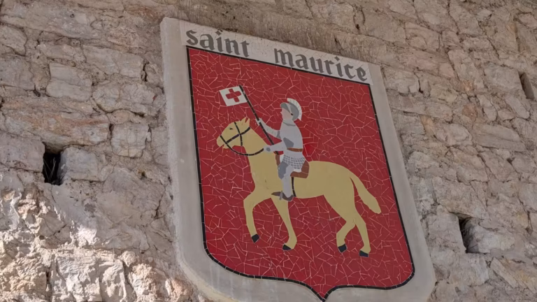 Blason en mosaïque de Saint Maurice, cavalier à la croix