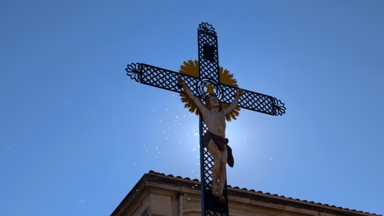 Christ de la croix de mission à contre-jour