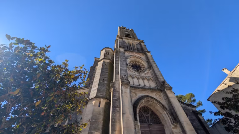 Façade de l'église avec son portail et sa rosace