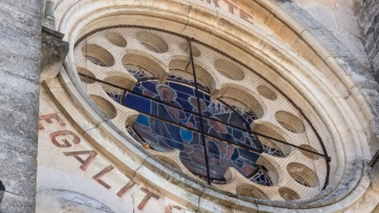 Rosace de la façade, inscription « Égalité » gravée dessous
