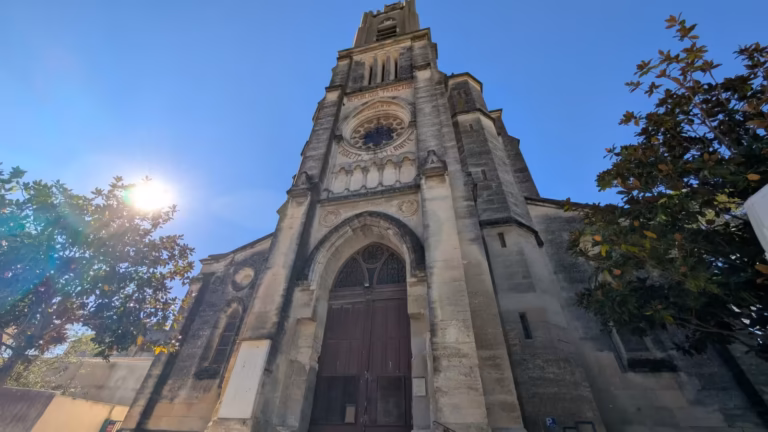 Façade principale de l'église Saint-Geniès sous le soleil