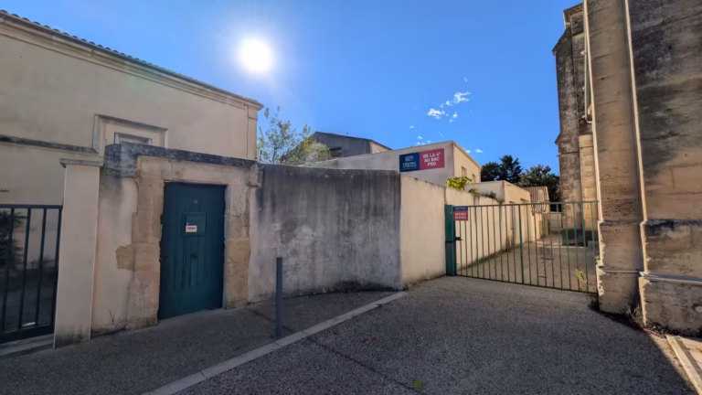 Ruelle et portail de l'établissement CESTAC La Gardiole à Gigean