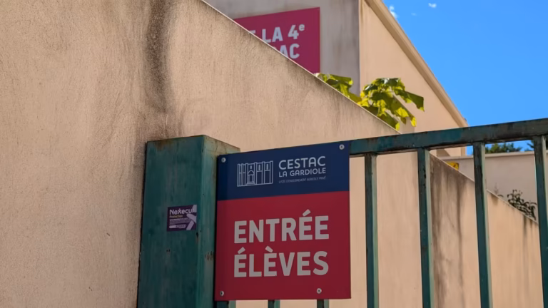 Panneau « Entrée élèves » du CESTAC La Gardiole