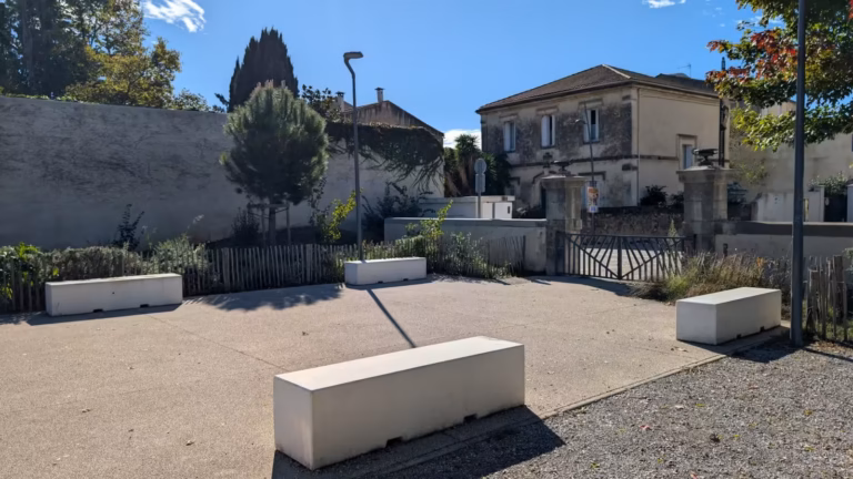 Jardin public Charles-de-Gaulle, bancs en pierre et pelouses