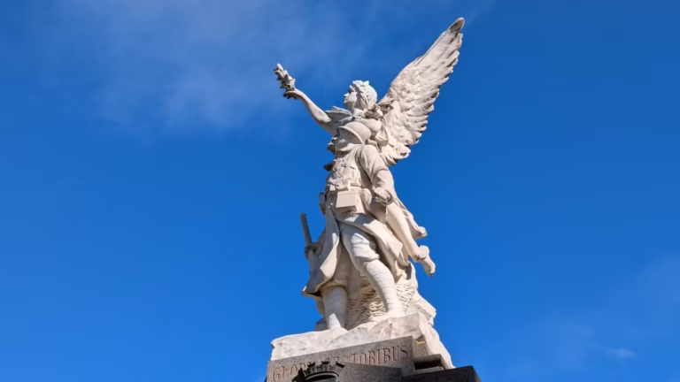 Victoire ailée au sommet du monument aux morts de Gigean
