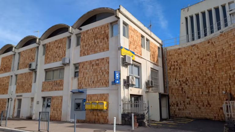 Façade du bureau de poste du Cap d'Agde, bâtiment aux toits en voûte