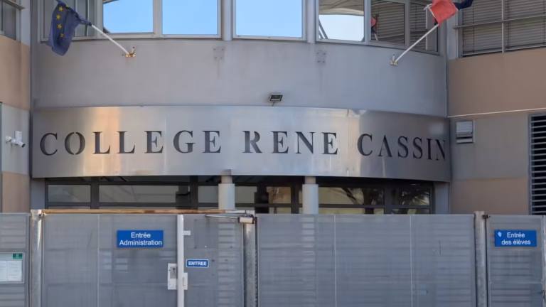 Enseigne Collège René Cassin au-dessus de l'entrée