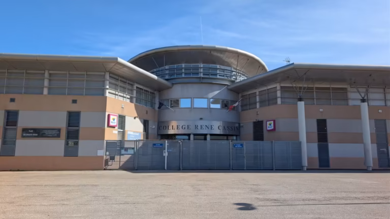 Façade principale du collège René Cassin à Agde