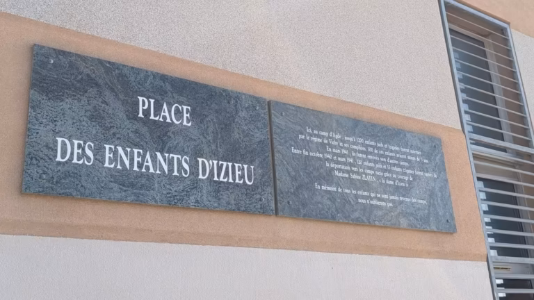 Plaque Place des Enfants d'Izieu sur le mur du collège René Cassin