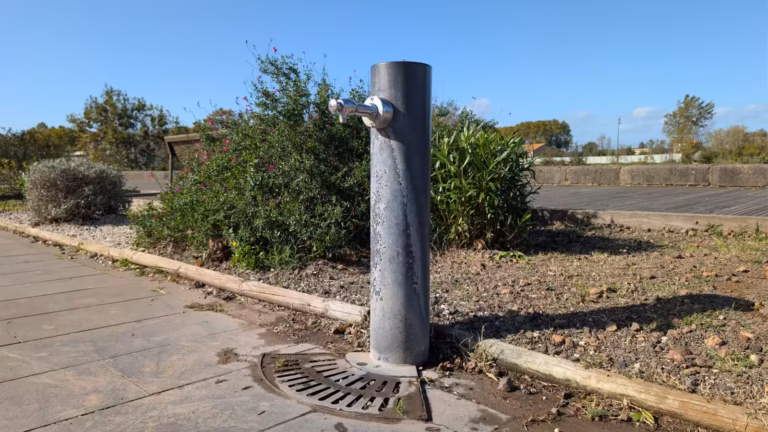 Borne fontaine à eau potable de la Calade à Agde