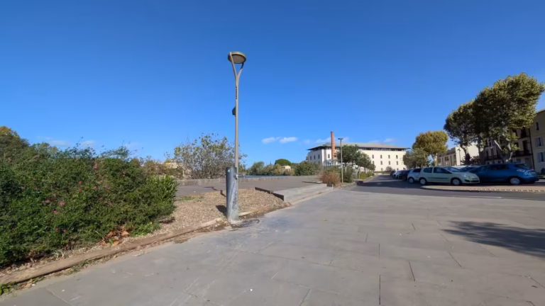 Voie et stationnement de la Calade près des quais d'Agde