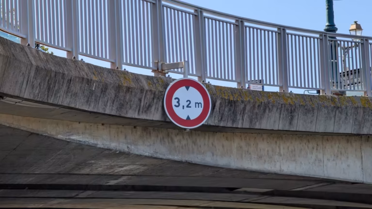 Limitation de hauteur 3,2 m sous le pont, parking de la Calade