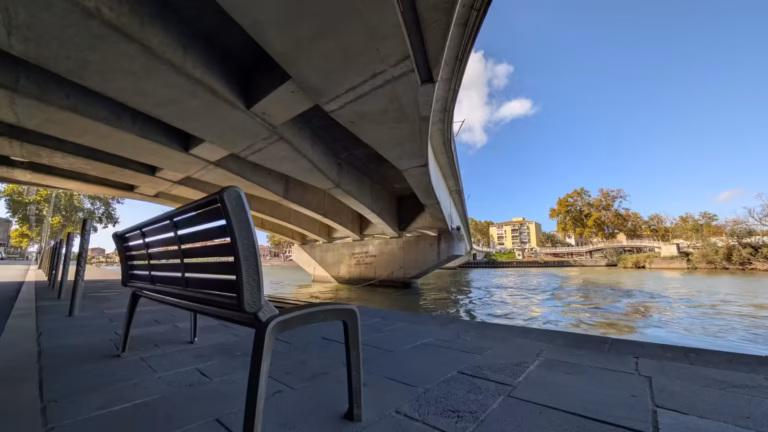 Banc sous le pont face à l'Hérault, parking de la Calade