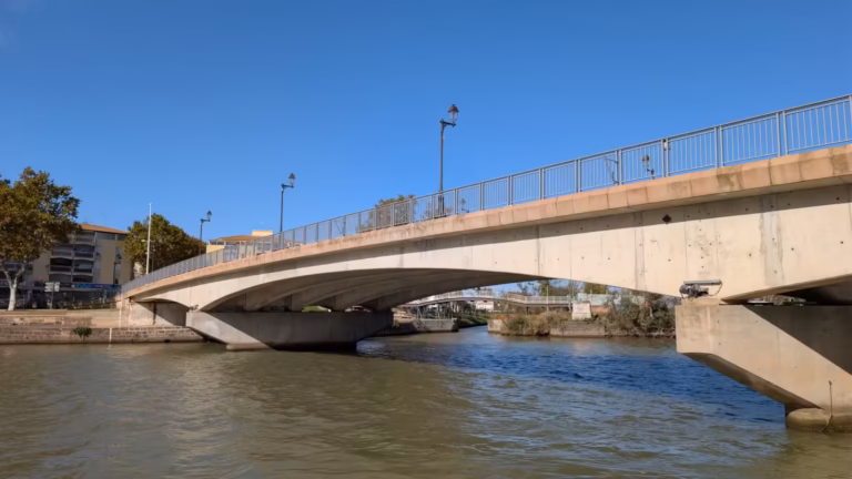 Pont routier sur l'Hérault vu depuis la Calade