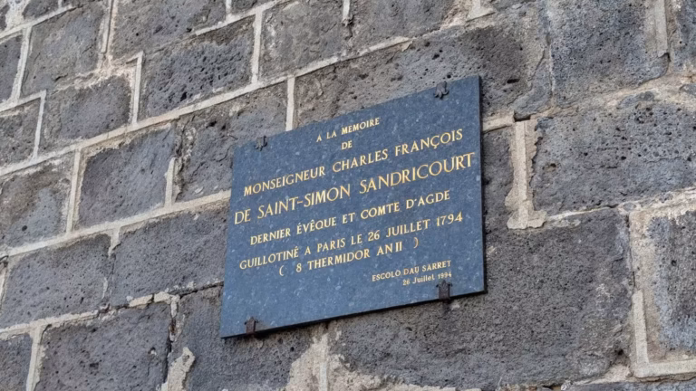 Plaque à la mémoire de Mgr de Saint-Simon Sandricourt sur le mur du palais épiscopal