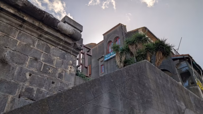 Ancien palais épiscopal d'Agde et sa terrasse vus du quai