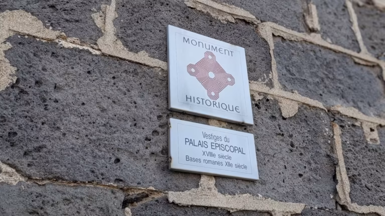 Plaque Monument historique, vestiges du palais épiscopal