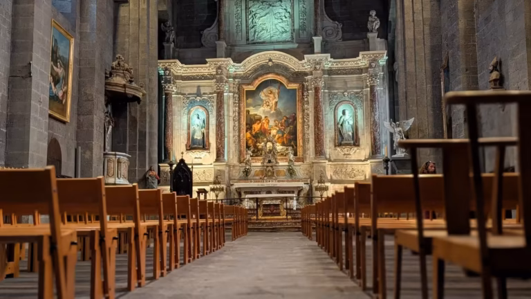 Allée centrale et chœur de la cathédrale Saint-Étienne