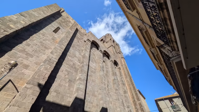 Donjon de la cathédrale Saint-Étienne vu d'en bas
