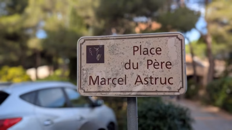 Plaque de la place du Père Marcel Astruc au Cap d'Agde