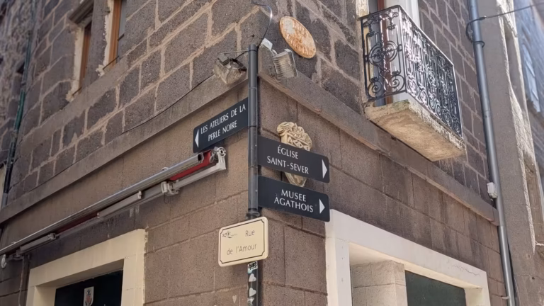 Plaques de rues et panneaux directionnels dans le centre historique d'Agde