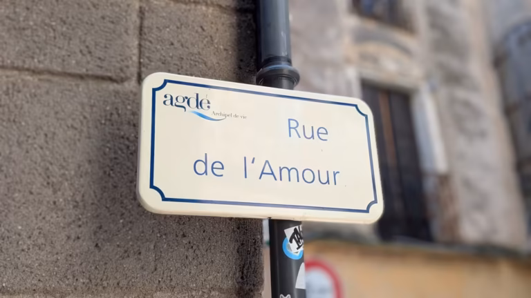 Plaque Rue de l'Amour dans le centre historique d'Agde