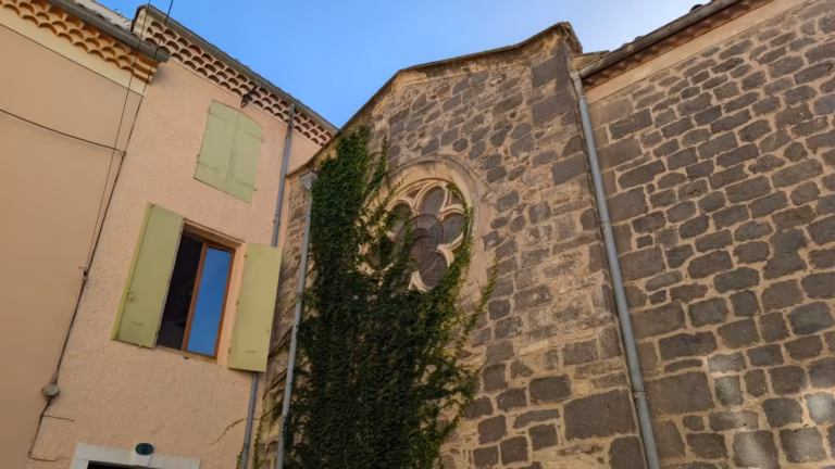 Mur de basalte et rosace de l'église Saint-Sever