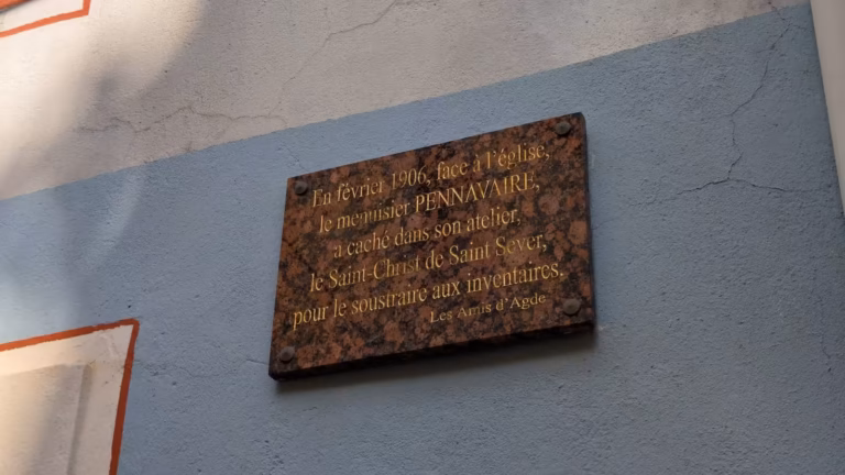 Plaque des Amis d'Agde sur le Saint-Christ caché en 1906