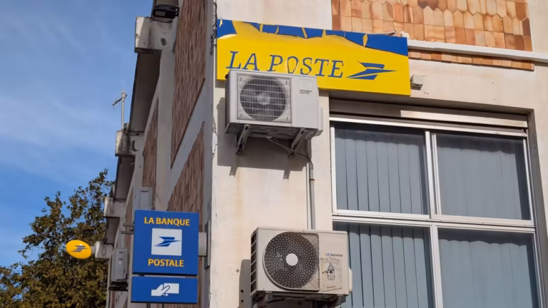 Enseigne La Poste et panneau La Banque Postale sur la façade du bureau du Cap d'Agde