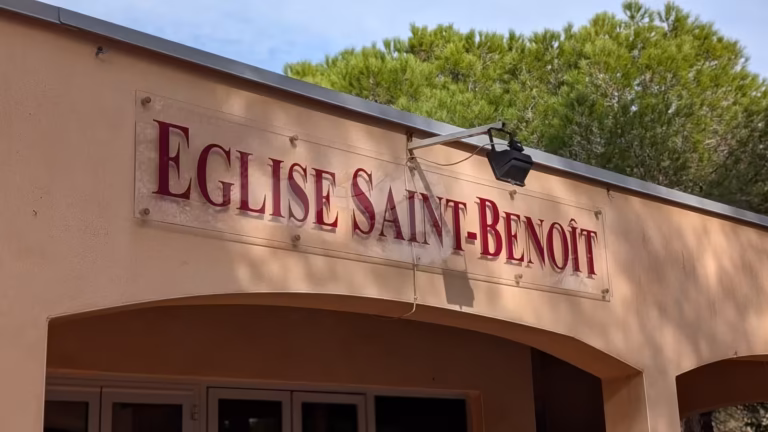 Inscription Église Saint-Benoît sur la façade ocre