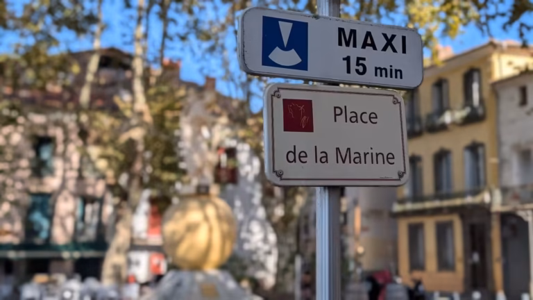 Plaque Place de la Marine et panneau de stationnement