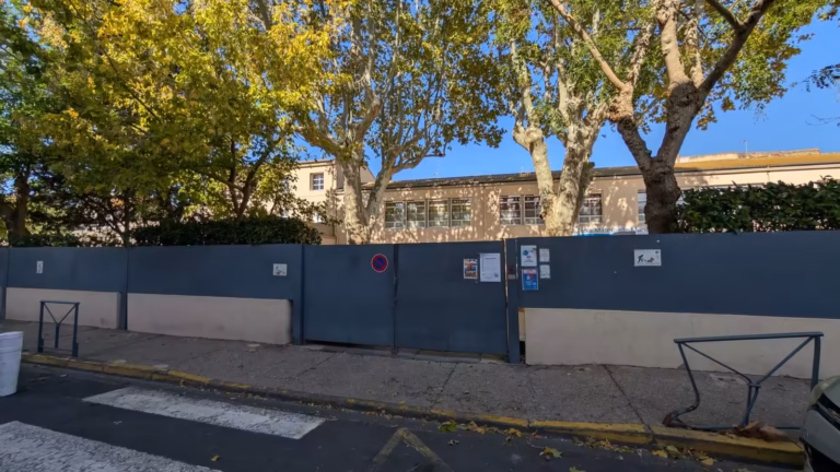 Clôture et bâtiment de l'école élémentaire Jules Ferry
