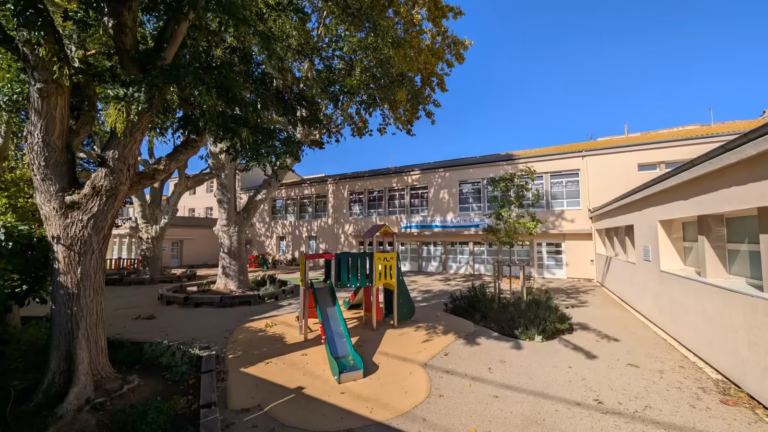 Cour et jeux d'enfants de l'école Jules Ferry