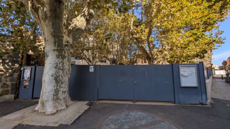 Portail de l'école élémentaire Jules Ferry sous les platanes