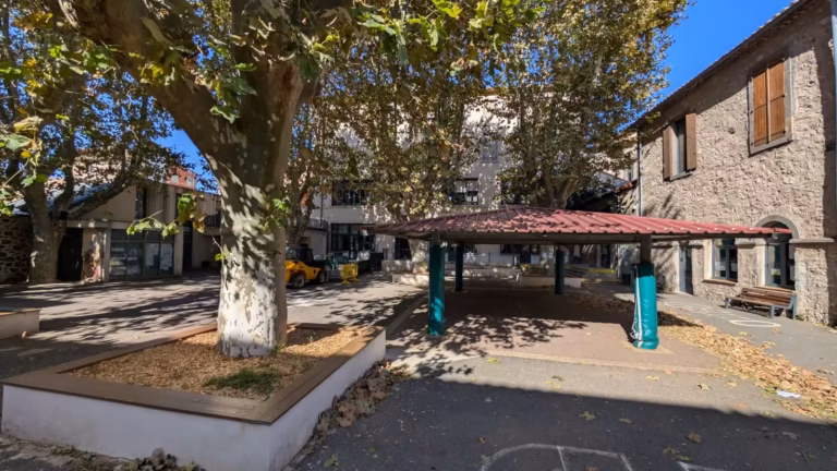 Préau à toit rouge dans la cour de l'école Jules Ferry