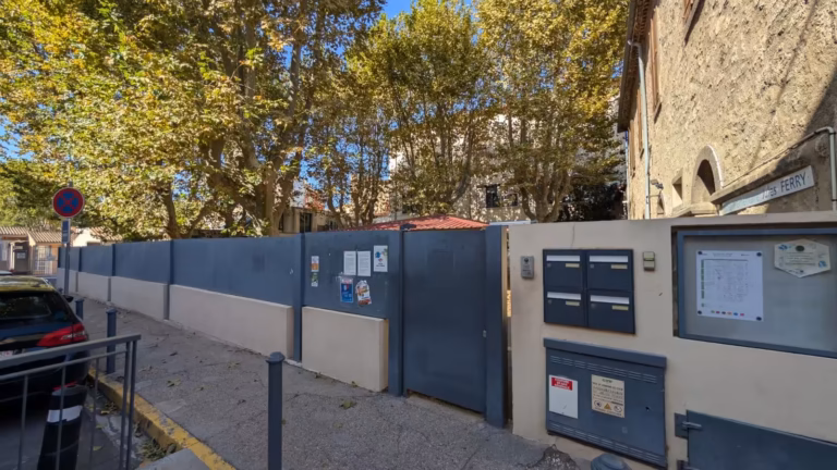 Rue et entrées de l'école Jules Ferry