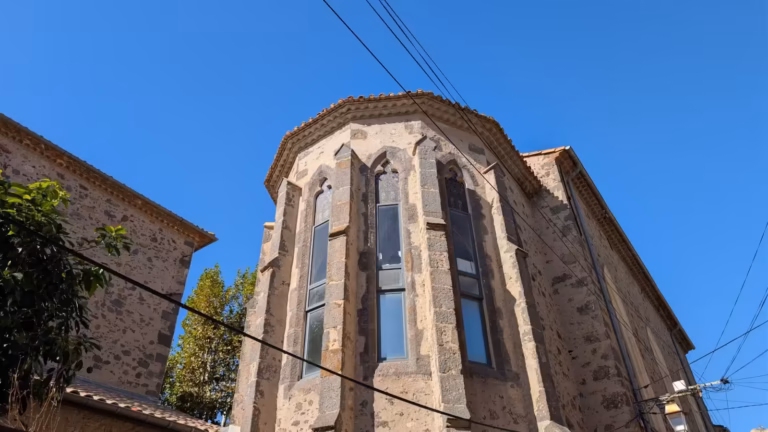 Chevet en pierre à hautes baies dans le centre historique