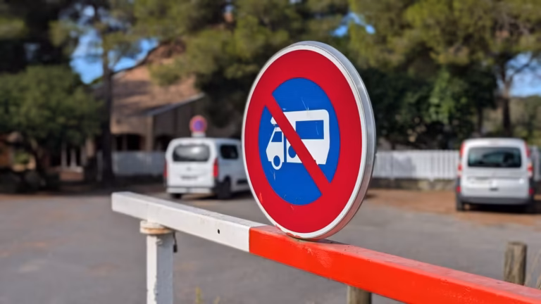 Panneau d'interdiction aux camping-cars à l'entrée du parking de l'église Saint-Benoît