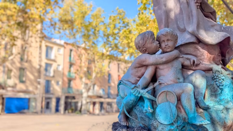 Enfants sculptés au pied de la fontaine de la République