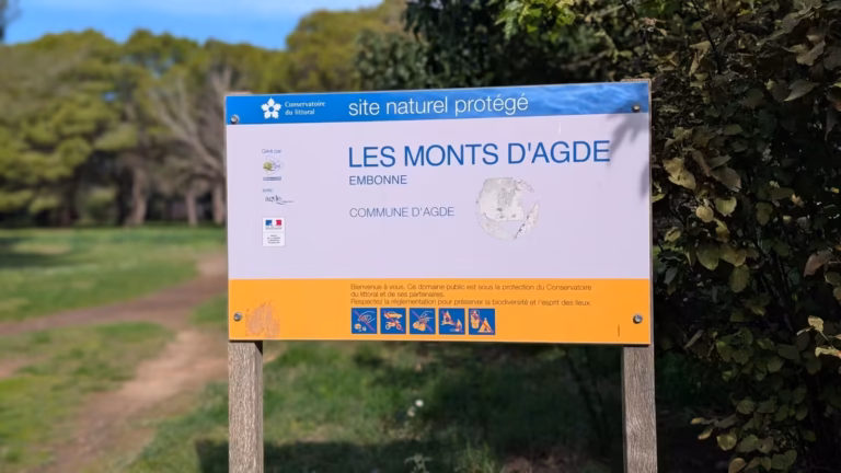 Panneau du Conservatoire du littoral, site naturel protégé des Monts d'Agde, Embonne