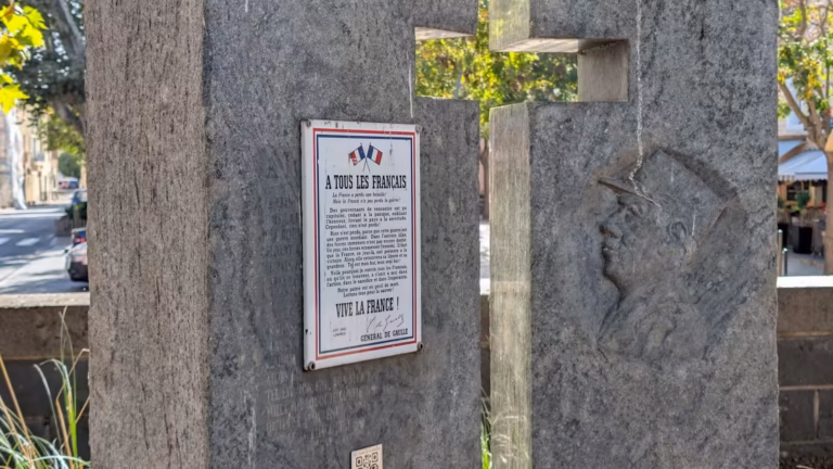 Stèle à croix de Lorraine portant l'appel À tous les Français