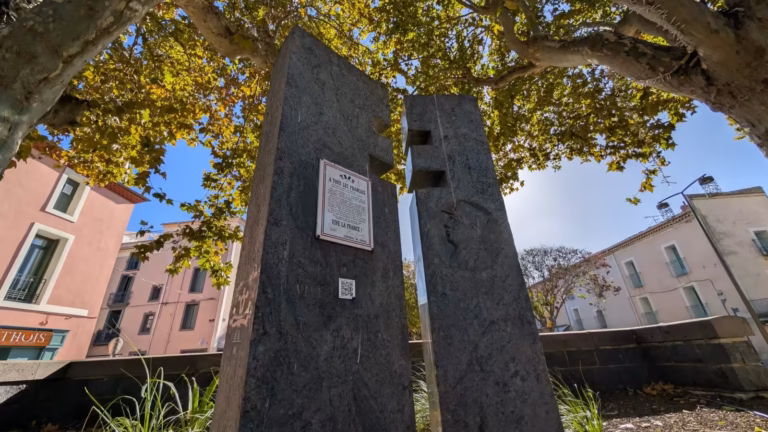 Stèles de l'appel du 18 juin sous les platanes
