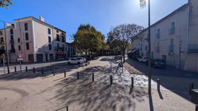 Promenade d'Agde et rue bordée d'arbres