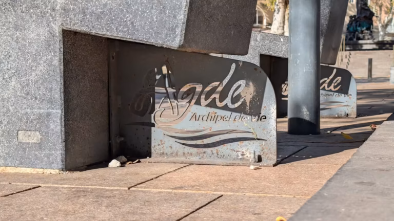 Sculpture Agde archipel de vie sur la Promenade